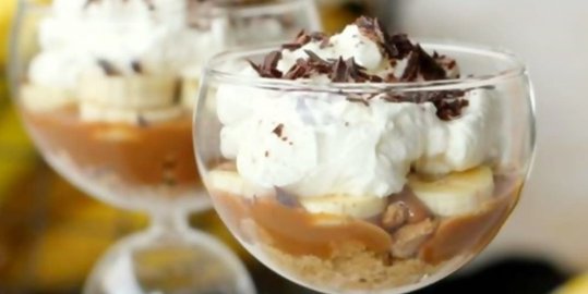 COPA DE CREMA DE PLATANO CON DULCE DE LECHE , NATA Y HELADO DE LIMÓN